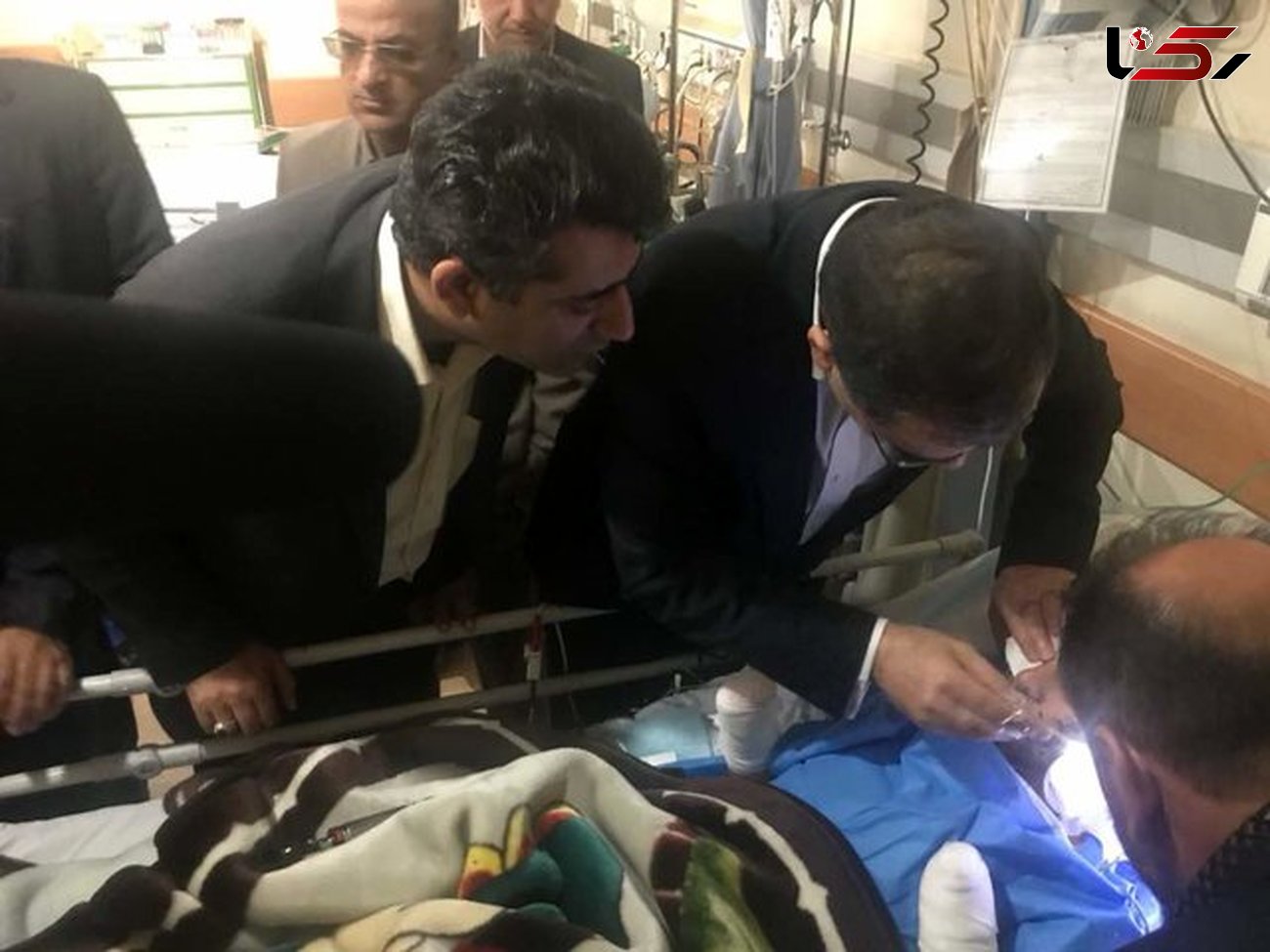 وزیر چشم شایان کوچولوی سنندجی را جراحی می کند + عکس