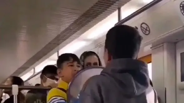 فیلم آوازخوانی باشکوه پسر دست فروش در مترو / در لحظه شعر گفت و خوند!