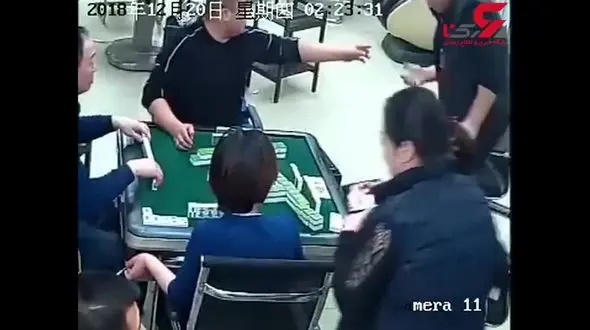 لحظه‌‌ی ضربه زدن یک مرد با قیچی به گردن مرد قمار باز + فیلم