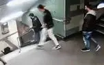 فیلم لحظه لگد زدن به یک دختر و پرت شدن او از پله های مترو /  پسرجوان با دوستانش هنوز دستگیر نشده اند