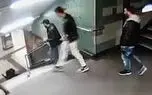 فیلم لحظه لگد زدن به یک دختر و پرت شدن او از پله های مترو /  پسرجوان با دوستانش هنوز دستگیر نشده اند