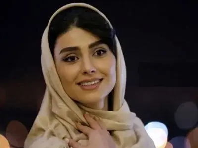 استایل پاییزی لاله مرزبان در آینه آسانسور، دل دنبال‌کنندگانش را برد! / خانم بازیگر سریال آنام با استایل پسرانه وایرال شد