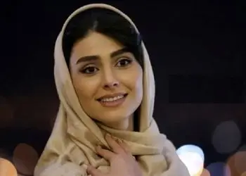 استایل پاییزی لاله مرزبان در آینه آسانسور، دل دنبال‌کنندگانش را برد! / خانم بازیگر سریال آنام با استایل پسرانه وایرال شد