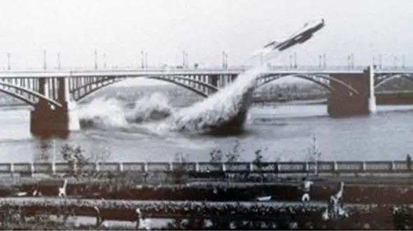 راز واقعی عبور هواپیما از زیر پل اهواز +عکس