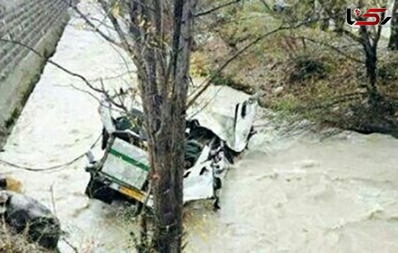 مرگ دو سرنشین یک خودرو به دلیل سقوط به رودخانه +عکس