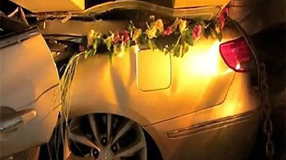 تریلی حمل زباله روی ماشین عروس و داماد افتاد/کاروان عروسی یا کاروان مرگ ؟