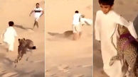 بازی چیتای وحشی با کودکی در صحرا + فیلم و عکس