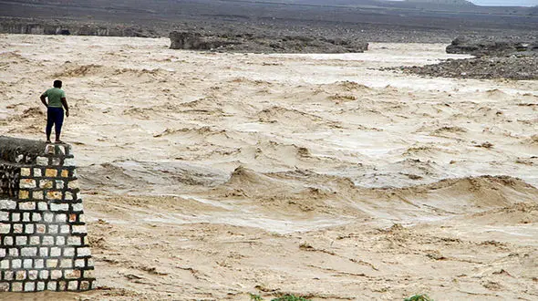 وقتی طغیان وحشتناک رودخانه شهامت مردم برای عبور از روی پل را گرفت + فیلم