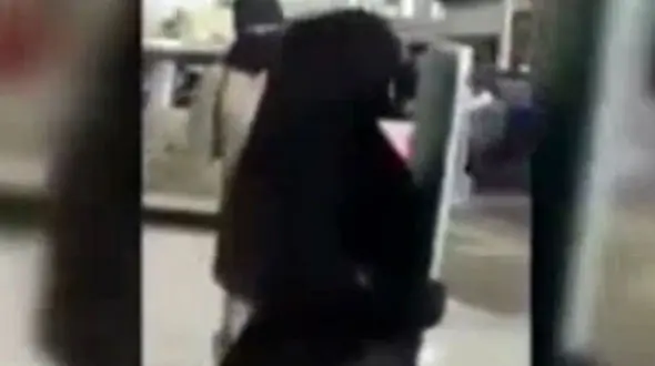 داعشی ها  یک زن را در ملاعام شلاق زدند+ فیلم