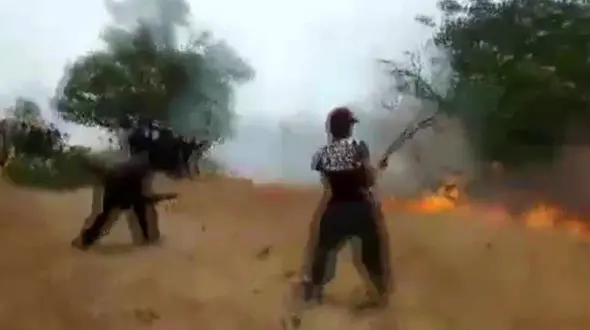 فیلم تکان دهنده از تلاش مردم برای  مقابله با آتش‌سوزی / مراتع کرمانشاه 7 روز است که می سوزد+فیلم