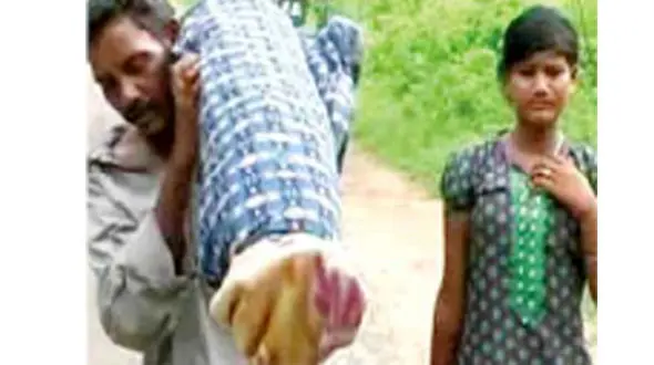 مرد فقیر جسد همسرش را روی دوش از بیمارستان شهر به روستا برد+عکس