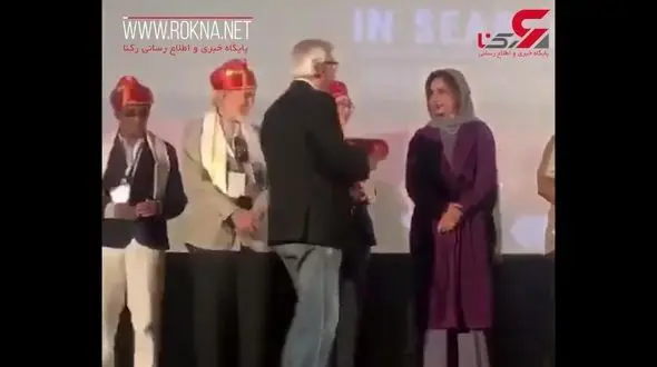 دست ندادن شبنم قلی‌خانی به دبیر جشنواره هند+فیلم