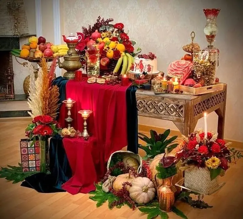 تازه‌عروس‌ها بخوانند: شیک‌ترین مدل دیزاین سفره یلدا  + منوی کامل شام برای درخشیدن در اولین یلدای مشترک