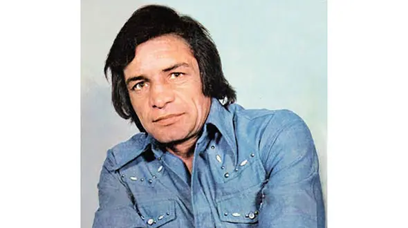  جگرسوزترین نوشته روی سنگ مزار رضا بیک ایمانوردی ! + فیلم اشک دربیار مهاجرت بازیگر محبوب !