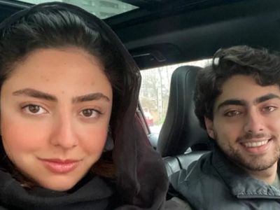 عکس سفر در زمان  /  از پوری بنایی و هانا نوه فردین در یک رستوران سنتی 