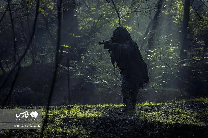 تمرین و آموزش های تخصصی رزم در جنگل توسط بسیجیان یگان ویژه فاتحین تهران بزرگ در جنگل‌های شمال کشور