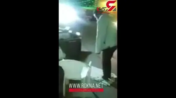 نماز خواندن مرد دستفروش کنار بساطش در ساری + فیلم