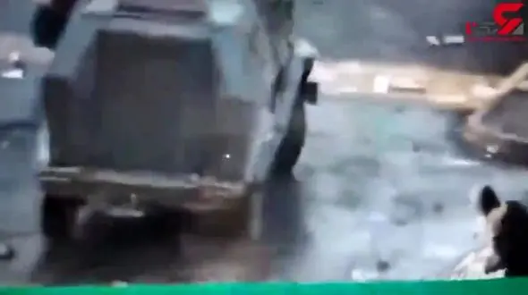 له شدن یک جوان معترض بین خودروهای پلیس+فیلم