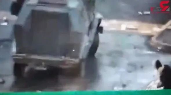 له شدن یک جوان معترض بین خودروهای پلیس+فیلم
