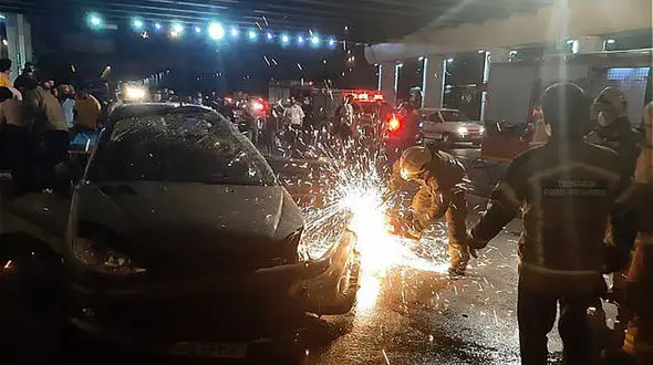 تصادف با گاردریل در نواب زن و مرد تهرانی در خودرو حبس شدند + عکس ها 
