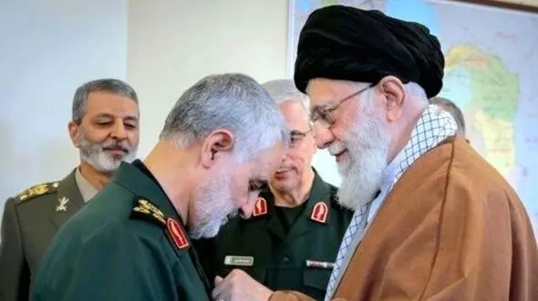 فیلم / یادی کنیم از ماجرای انگشتری که رهبر معظم انقلاب به حاج قاسم سلیمانی اهدا کردند؛ چقدر عزیز بوده و عظمت داشته اون انگشتر که سردار دل‌ها اینطور مواظبش بوده