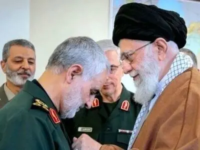 فیلم / یادی کنیم از ماجرای انگشتری که رهبر معظم انقلاب به حاج قاسم سلیمانی اهدا کردند؛ چقدر عزیز بوده و عظمت داشته اون انگشتر که سردار دل‌ها اینطور مواظبش بوده