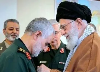 فیلم / یادی کنیم از ماجرای انگشتری که رهبر معظم انقلاب به حاج قاسم سلیمانی اهدا کردند؛ چقدر عزیز بوده و عظمت داشته اون انگشتر که سردار دل‌ها اینطور مواظبش بوده