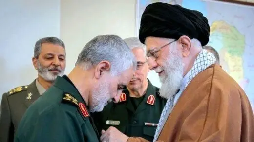 یادی کنیم از ماجرای انگشتری که رهبر معظم انقلاب به حاج قاسم سلیمانی اهدا کردند؛ چقدر عزیز بوده و عظمت داشته اون انگشتر که سردار دل‌ها اینطور مواظبش بوده