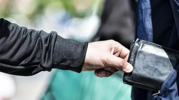 دزد پلید جیب خانواده های عزادار را خالی کرد / در خاکسپاری صورت گرفت