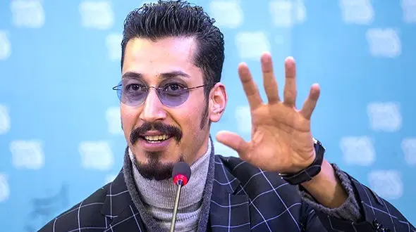 ژست خاص و غمگین بهرام افشاری لب دریا