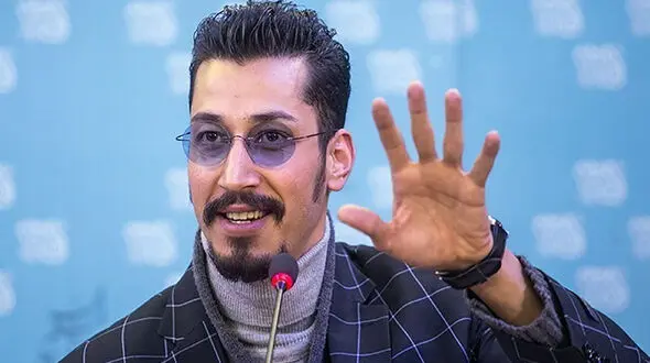 ژست خاص و غمگین بهرام افشاری لب دریا