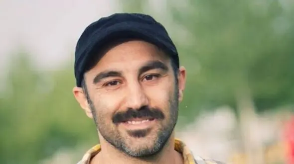 خوانندگی بی نظیر محسن تنابنده با آهنگ بندری که صدبار هم ببینی کمه/آقای تنابنده ثابت کرد همه فن حریفه