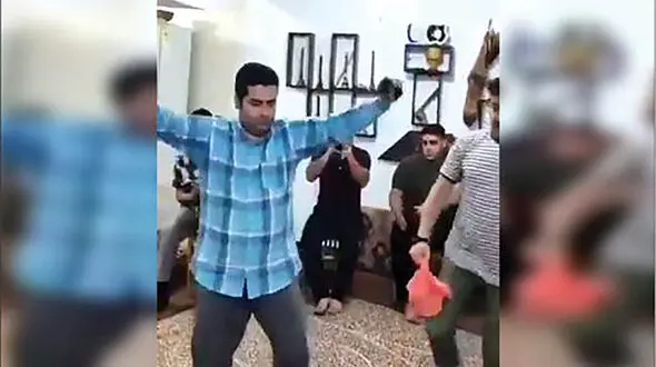 تبلیغ عجیب یک نامزد انتخابات شورای شهر / حرکات موزون هم داشت ! + عکس