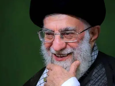 فیلم/ شوخی جالب رهبر انقلاب با محافظان خود در بیت رهبری / نمک خنده او، چاشنی جان من است، بی نمک، سفره عشق از صفا می افتد