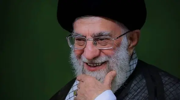 فیلم/ شوخی جالب رهبر انقلاب با محافظان خود در بیت رهبری / نمک خنده او، چاشنی جان من است، بی نمک، سفره عشق از صفا می افتد