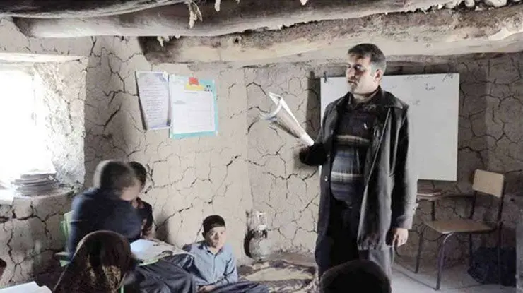 رنج معلم و دانش آموزان مدرسه ای در الیگودرز / مارها از سقف آویزان می شوند و درس می خوانند+عکس