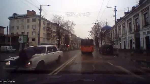 تصادف وحشتناک یک زن در خیابان بارانی+ فیلم