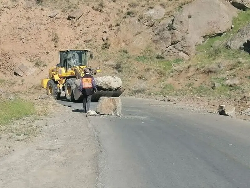 ریزش سنگ در یکی از جاده های کوهستانی کرج
