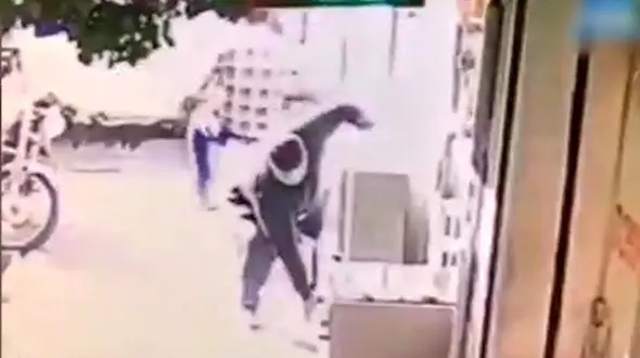 سرقت دستگاه آب‌سردکن در روز روشن + فیلم 