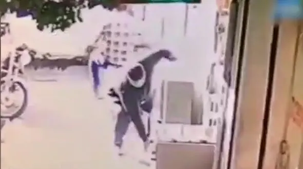 سرقت دستگاه آب‌سردکن در روز روشن + فیلم 