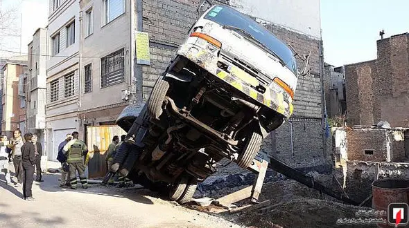 واژگونی جرثقیل 5 تنی در زمین گودبرداری شده + عکس