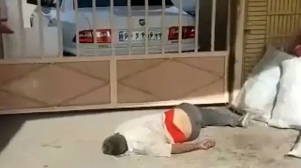 فیلم رها شدن جنازه یک مرد جلوی بیمارستان معروف شوش