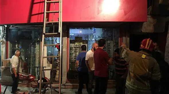 مغازه عینک فروشی در آتش 