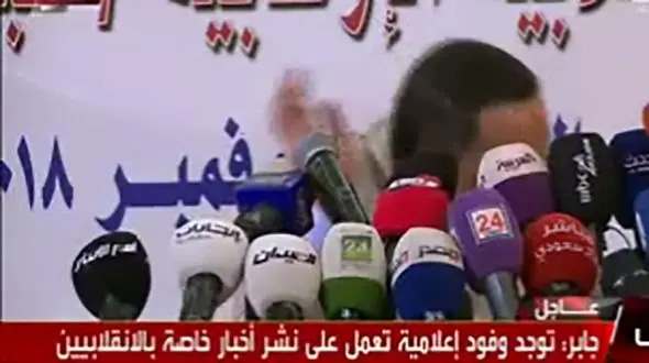 خبرنگاری که به سمت وزیر فراری یمن کفش پرتاب کرد+ تصاویر
