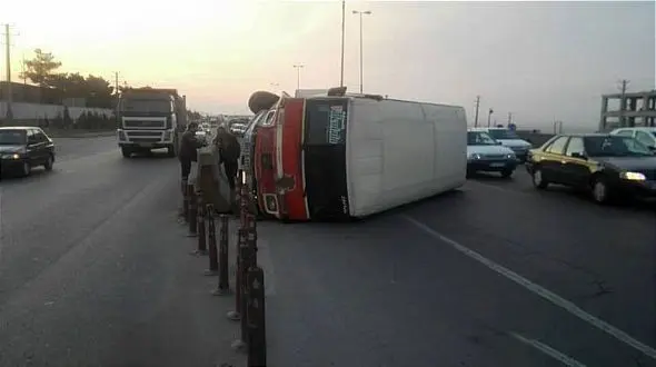 واژگونی مینی بوس در جاده ی خاوران +تصاویر