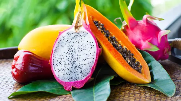 میوه های عجیب و لاکچری در بازار تهران / پشن فروت و چشم اژدها چند؟  + فیلم