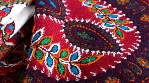 پته در دستان زنان زنده مانده است/ ۲۰ هزار هنرمند پته‌دوز در کرمان داریم