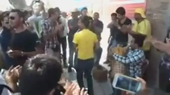 فیلم/آواز شاد؛ این آقا یطوری نی انبون میزنه که افسرده هم باشی میای وسط بندری میزنی