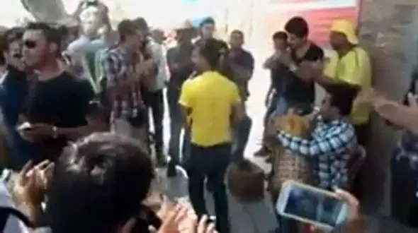 فیلم/آواز شاد؛ این آقا یطوری نی انبون میزنه که افسرده هم باشی میای وسط بندری میزنی