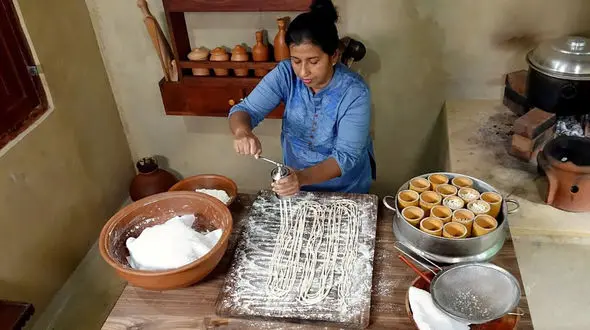 هنر آشپزی روستایی هند؛ پخت غذا در ساقه‌ های بامبو با آرد گندم + فیلم